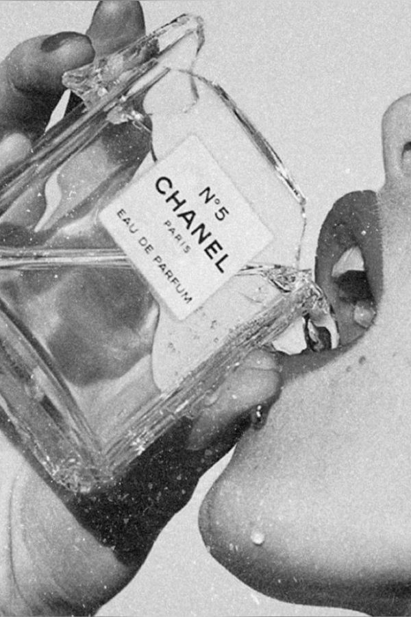 Femme boit parfum